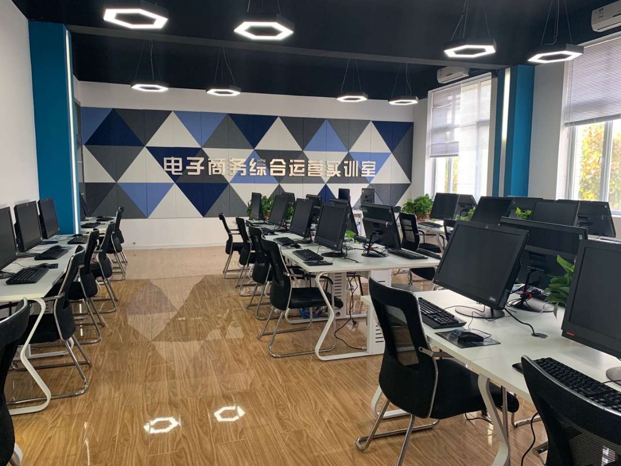 河南女子职业学院电子商务UI视觉交互与设计和全域跨境电商的实训室